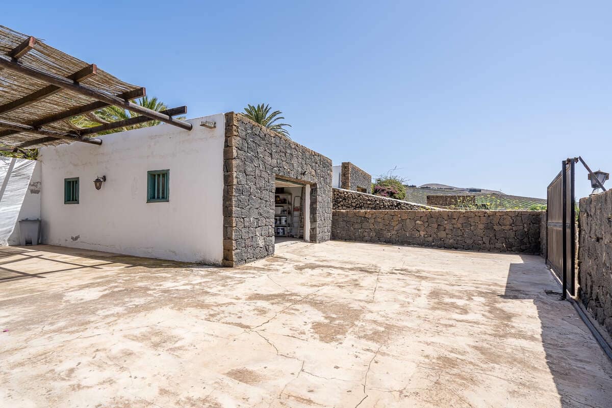 5 bedroom Villa for sale in Masdache with garage - € 685,000 (Ref: 10174847)