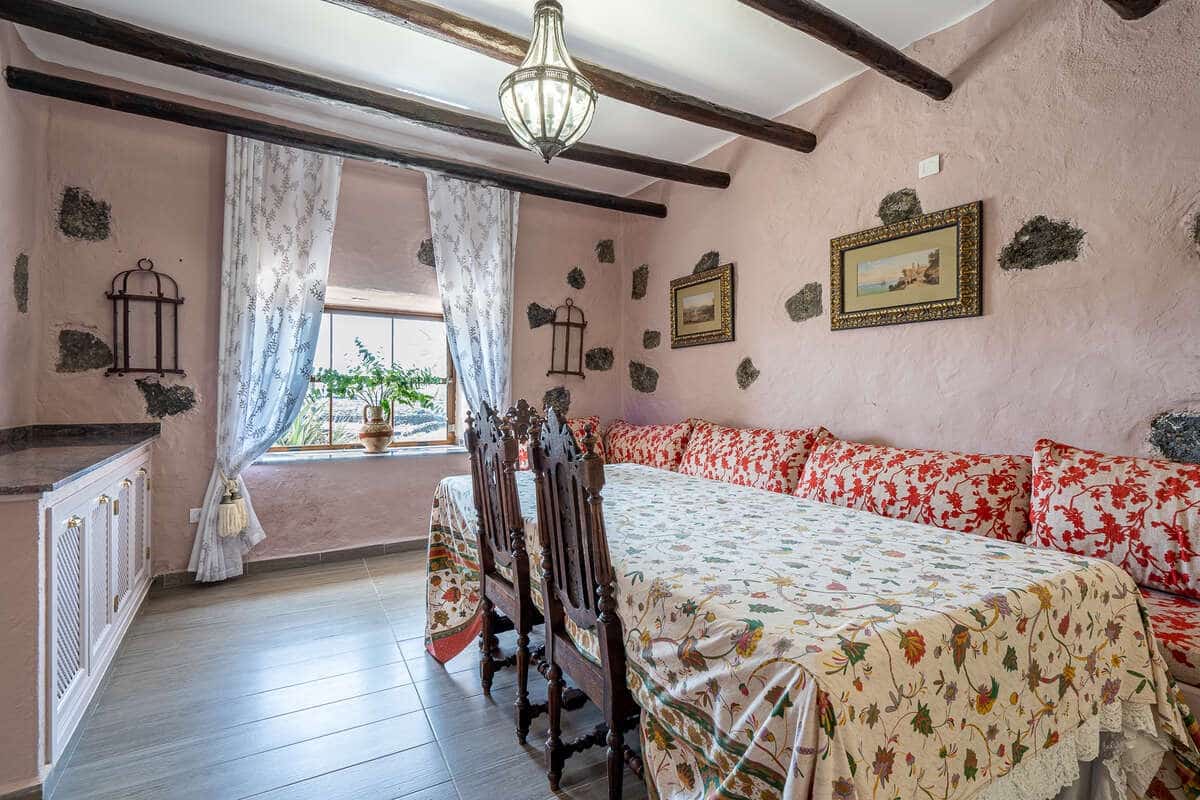 5 bedroom Villa for sale in Masdache with garage - € 685,000 (Ref: 10174847)