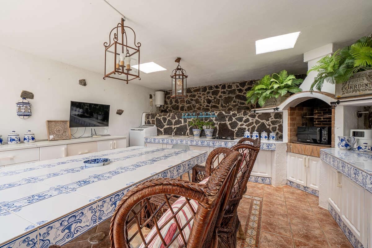 5 bedroom Villa for sale in Masdache with garage - € 685,000 (Ref: 10174847)