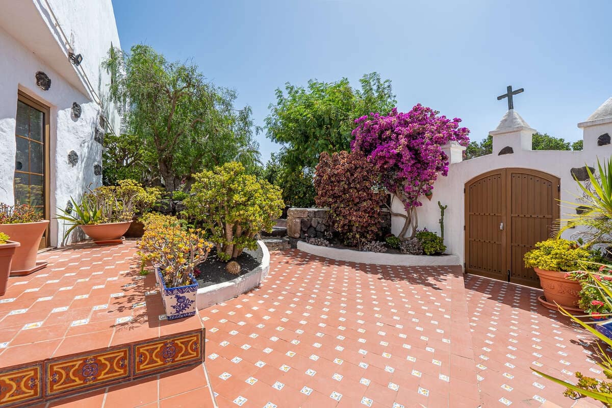 5 bedroom Villa for sale in Masdache with garage - € 685,000 (Ref: 10174847)