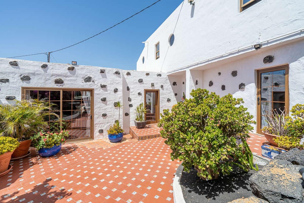 5 bedroom Villa for sale in Masdache with garage - € 685,000 (Ref: 10174847)