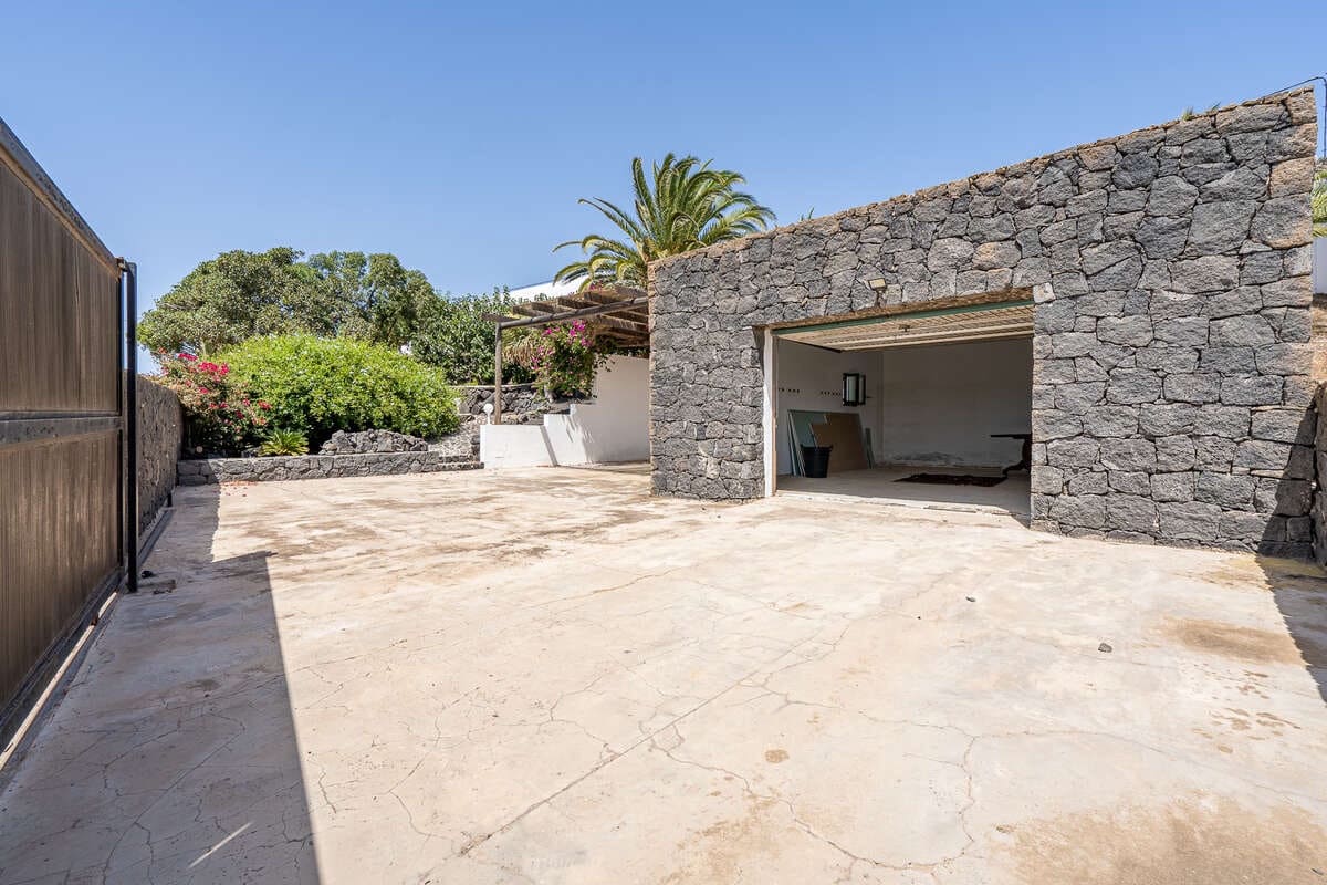 5 bedroom Villa for sale in Masdache with garage - € 685,000 (Ref: 10174847)