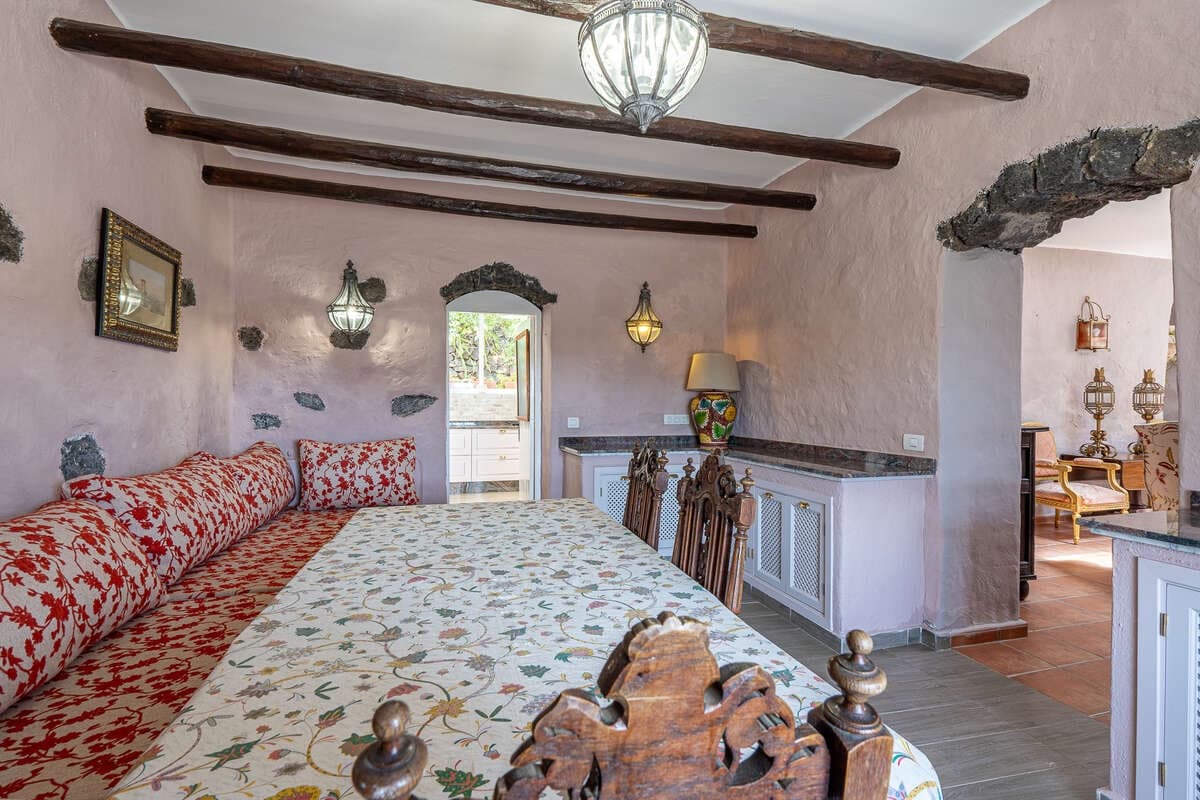 5 bedroom Villa for sale in Masdache with garage - € 685,000 (Ref: 10174847)