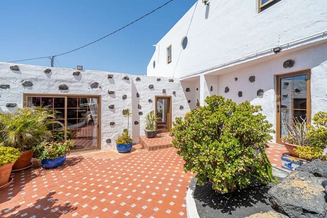 5 bedroom Villa for sale in Masdache, Tías with garage - € 685,000 (Ref: 10174847)