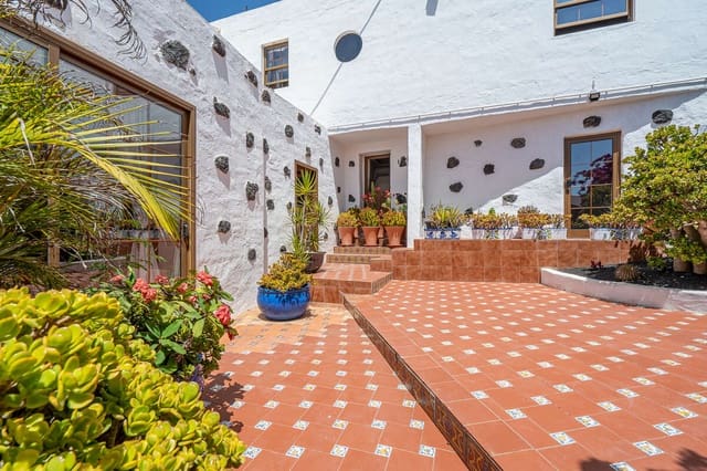 5 bedroom Villa for sale in Masdache, Tías with garage - € 685,000 (Ref: 10174847)