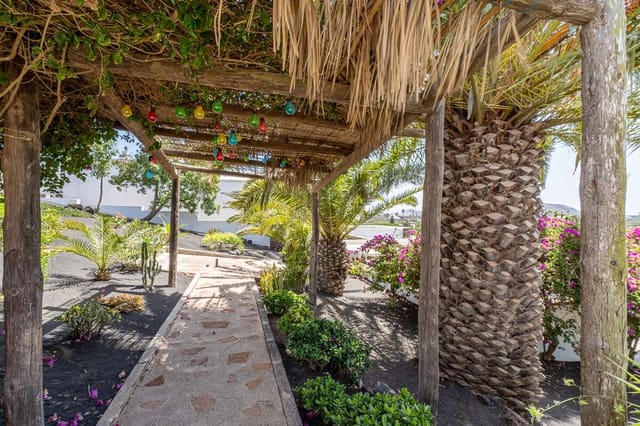5 bedroom Villa for sale in Masdache, Tías with garage - € 685,000 (Ref: 10174847)