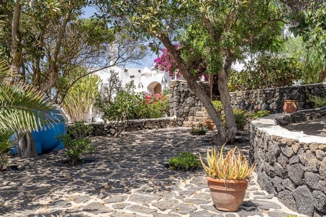 5 bedroom Villa for sale in Masdache, Tías with garage - € 685,000 (Ref: 10174847)