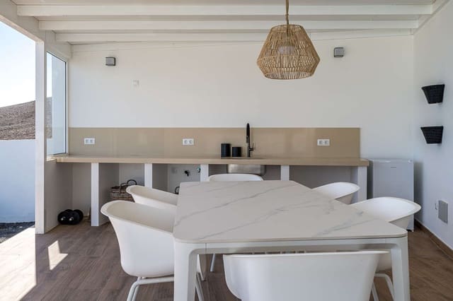 5 soverom Villa til salgs i Montaña Roja, Yaiza med svømmebasseng garasje - € 990 000 (Ref: 8616024)