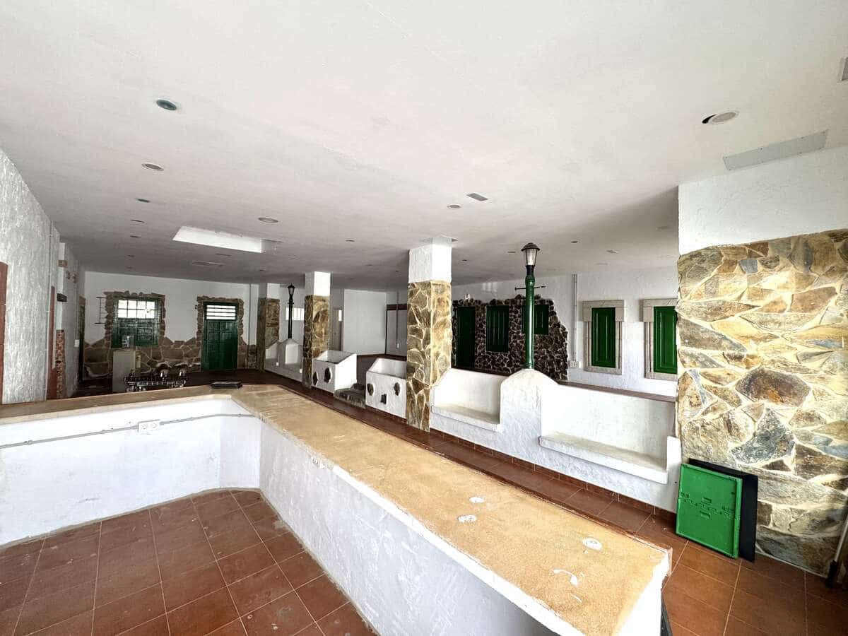 Commercial for rent in Costa Teguise - € 1,500 (Ref: 8812021)