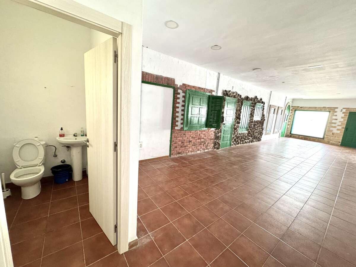 Commercial for rent in Costa Teguise - € 1,500 (Ref: 8812021)