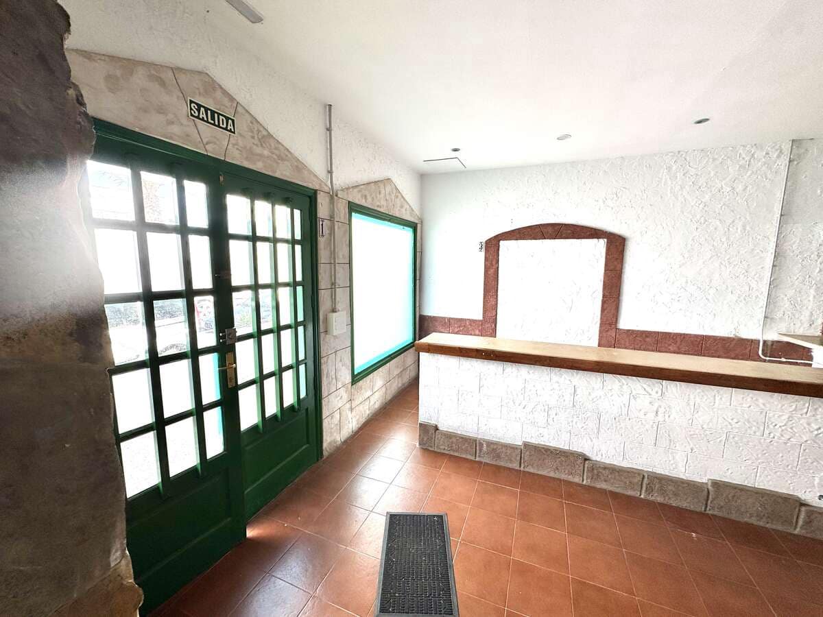 Commercial for rent in Costa Teguise - € 1,500 (Ref: 8812021)