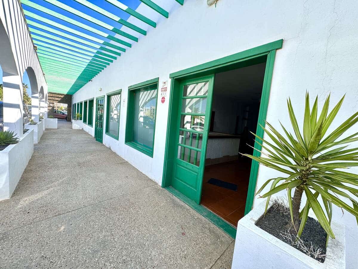 Commercial for rent in Costa Teguise - € 1,500 (Ref: 8812021)