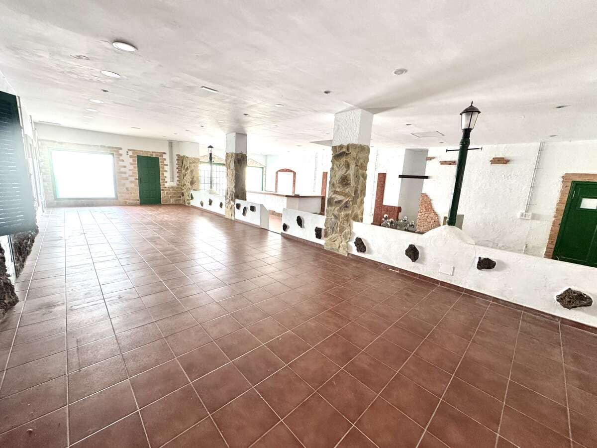 Commercial for rent in Costa Teguise - € 1,500 (Ref: 8812021)