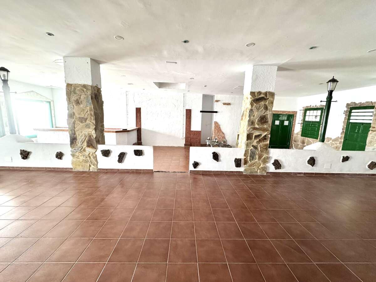 Commercial for rent in Costa Teguise - € 1,500 (Ref: 8812021)