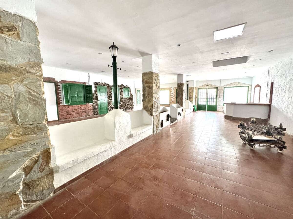 Commercial for rent in Costa Teguise - € 1,500 (Ref: 8812021)