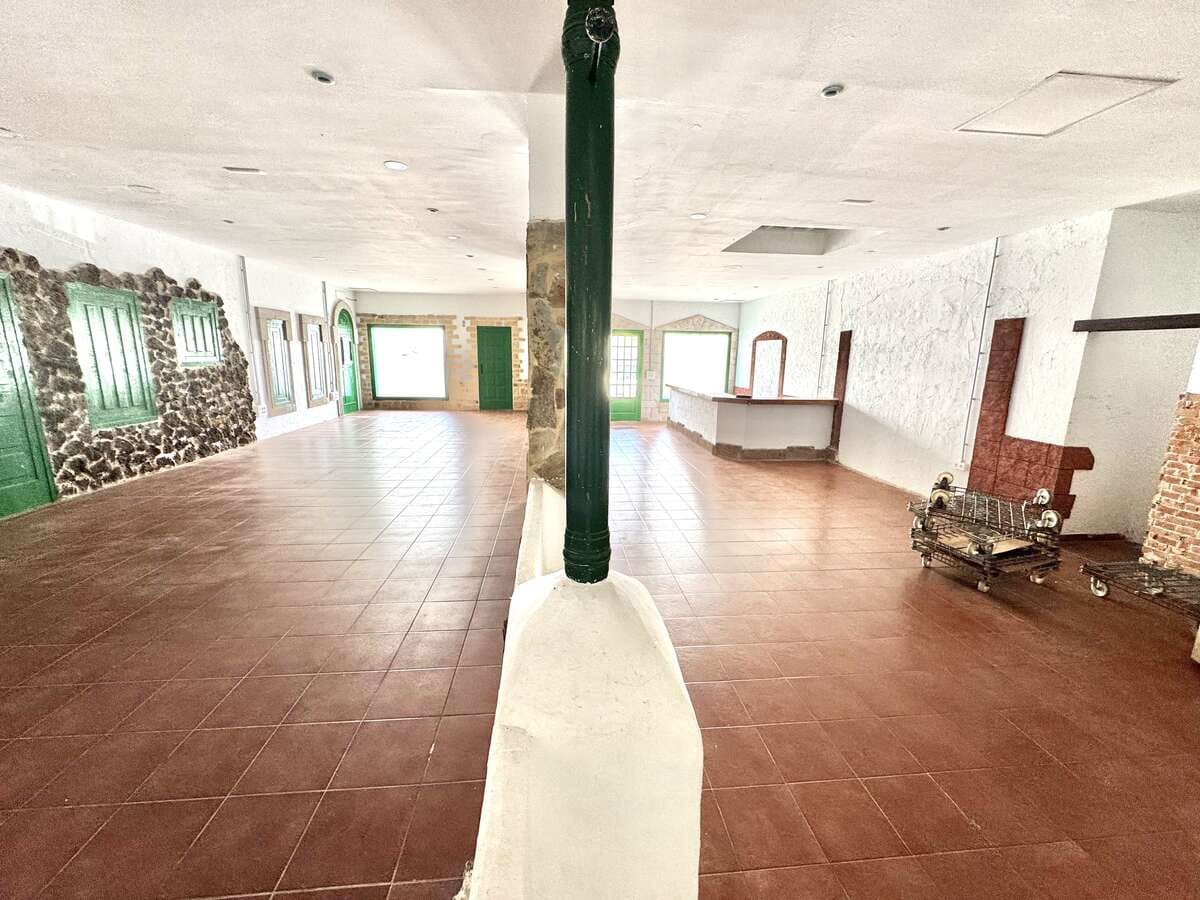 Commercial for rent in Costa Teguise - € 1,500 (Ref: 8812021)