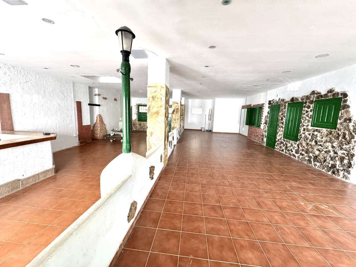 Commercial for rent in Costa Teguise - € 1,500 (Ref: 8812021)