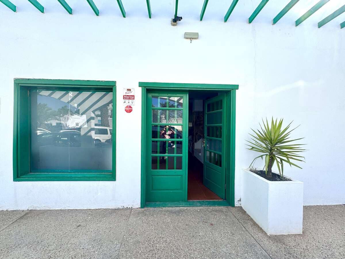 Commercial for rent in Costa Teguise - € 1,500 (Ref: 8812021)