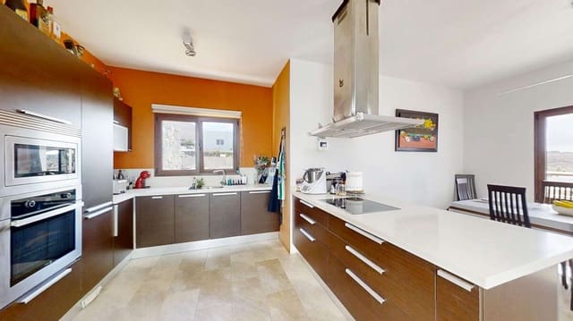 4 soveværelse Villa til salg i Las Brenas, Yaiza med swimmingpool garage - € 1.472.500 (Ref: 8836100)