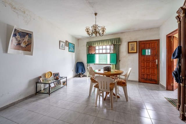 6 bedroom Finca/Country House for sale in Teguise with garage - € 305,000 (Ref: 8860246)