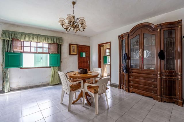 6 bedroom Finca/Country House for sale in Teguise with garage - € 305,000 (Ref: 8860246)