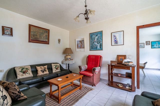 6 bedroom Finca/Country House for sale in Teguise with garage - € 305,000 (Ref: 8860246)