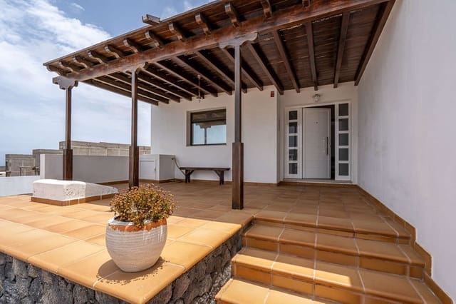 4 bedroom Villa for sale in Tinajo with pool - € 430,000 (Ref: 9109972)