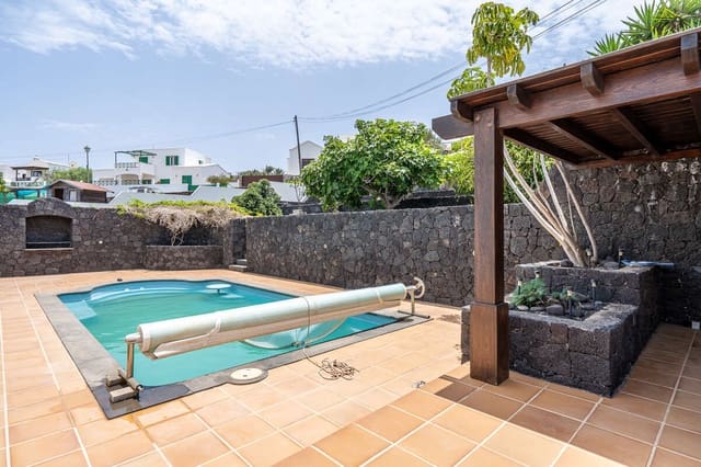 4 bedroom Villa for sale in Tinajo with pool - € 430,000 (Ref: 9109972)