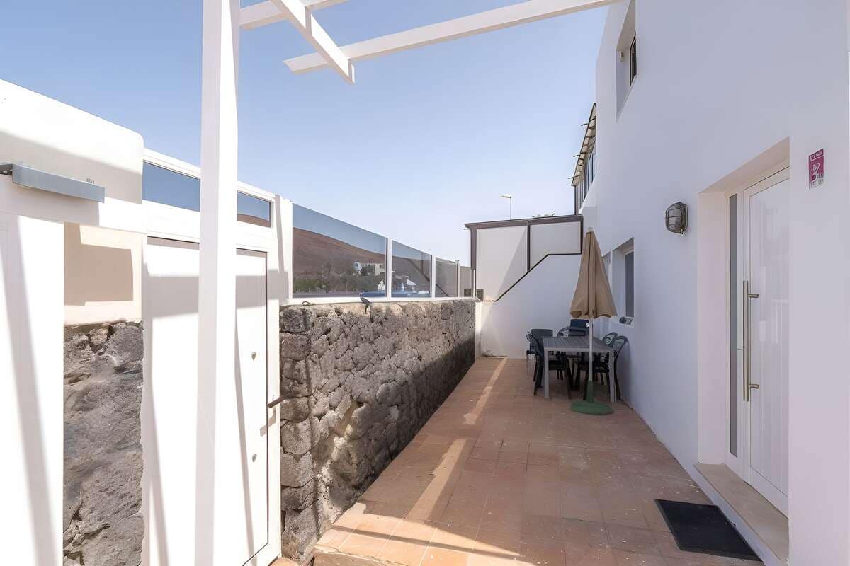4 quarto Moradia Geminada para venda em San Bartolome com piscina garagem - 415 000 € (Ref: 9192010)