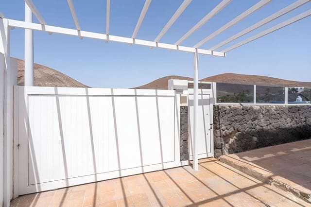 4 quarto Moradia Geminada para venda em San Bartolomé com piscina garagem - 415 000 € (Ref: 9192010)