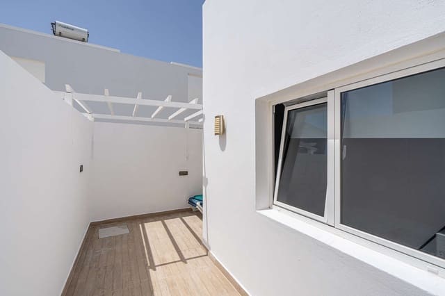 4 quarto Moradia Geminada para venda em San Bartolomé com piscina garagem - 415 000 € (Ref: 9192010)
