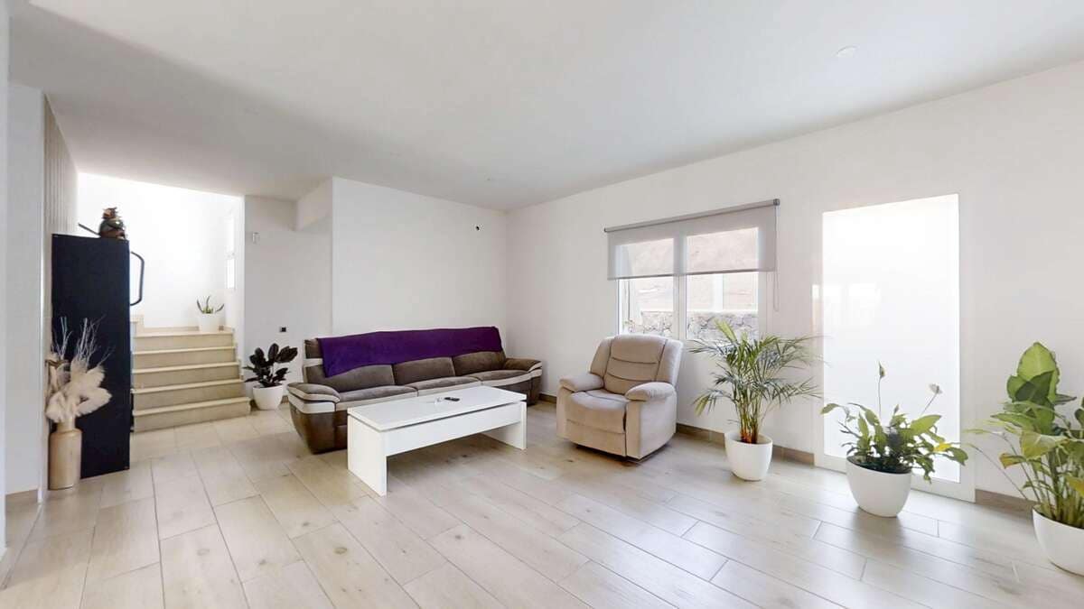 4 quarto Moradia Geminada para venda em San Bartolome com piscina garagem - 415 000 € (Ref: 9192010)