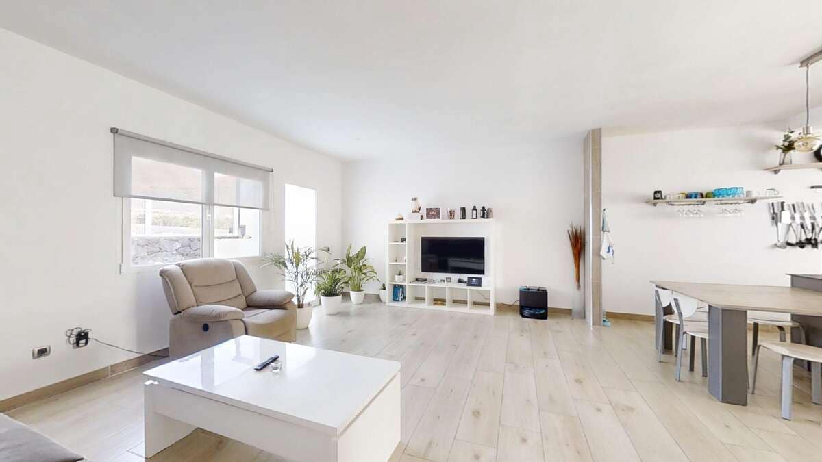 4 quarto Moradia Geminada para venda em San Bartolome com piscina garagem - 415 000 € (Ref: 9192010)