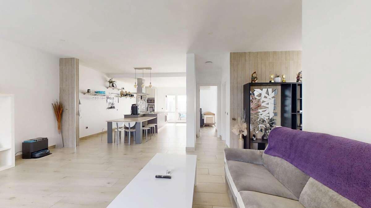 4 quarto Moradia Geminada para venda em San Bartolome com piscina garagem - 415 000 € (Ref: 9192010)