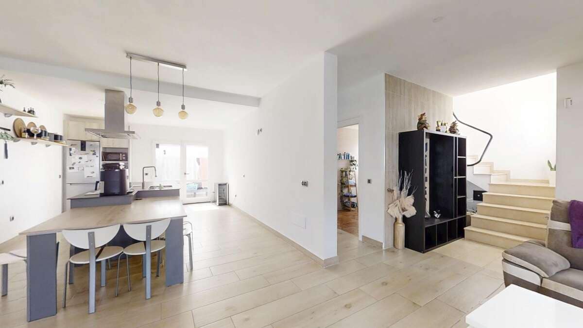 4 quarto Moradia Geminada para venda em San Bartolome com piscina garagem - 415 000 € (Ref: 9192010)