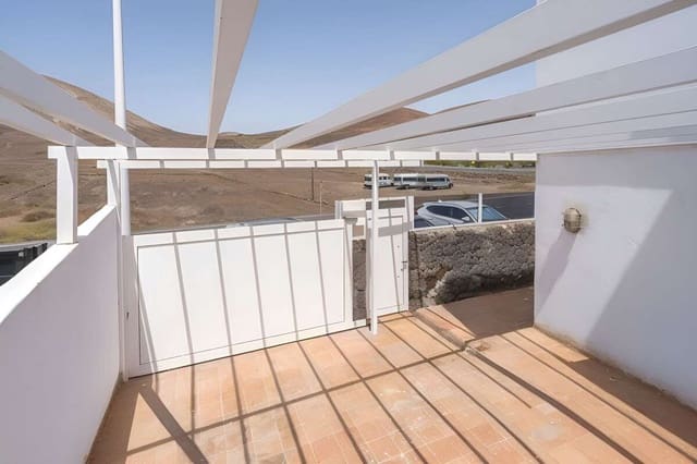 4 quarto Moradia Geminada para venda em San Bartolomé com piscina garagem - 415 000 € (Ref: 9192010)