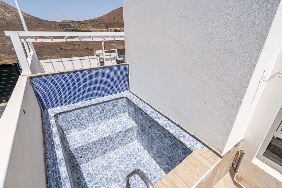 4 quarto Moradia Geminada para venda em San Bartolome com piscina garagem - 415 000 € (Ref: 9192010)