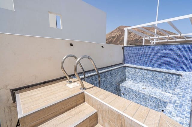 4 quarto Moradia Geminada para venda em San Bartolomé com piscina garagem - 415 000 € (Ref: 9192010)