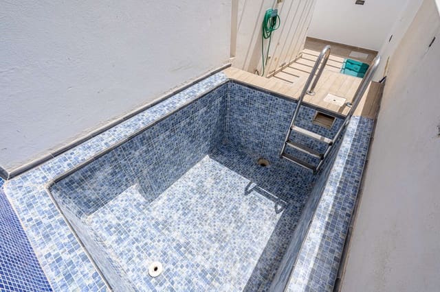 4 quarto Moradia Geminada para venda em San Bartolomé com piscina garagem - 415 000 € (Ref: 9192010)