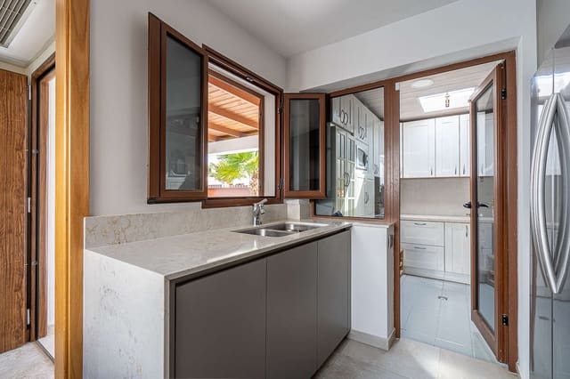 Chalet de 3 habitaciones en Playa Blanca, Yaiza en venta con piscina garaje - 715.000 € (Ref: 9284065)