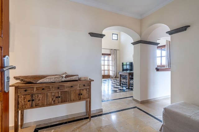 2 slaapkamer Villa te koop in Playa Blanca, Yaiza met zwembad - € 520.000 (Ref: 9669781)