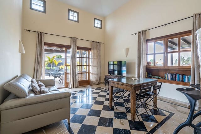 2 slaapkamer Villa te koop in Playa Blanca, Yaiza met zwembad - € 520.000 (Ref: 9669781)