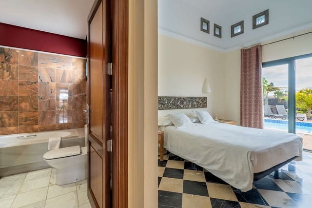 2 slaapkamer Villa te koop in Playa Blanca, Yaiza met zwembad - € 520.000 (Ref: 9669781)