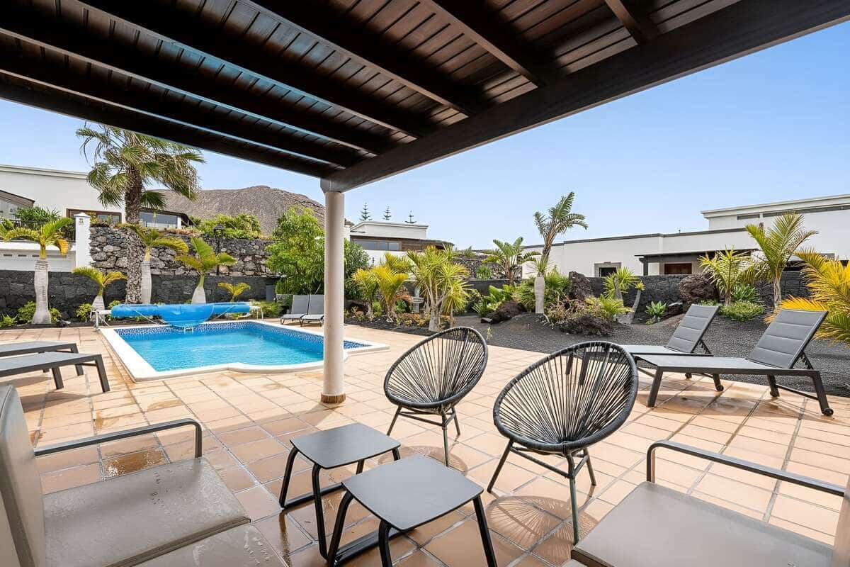 2 slaapkamer Villa te koop in Playa Blanca met zwembad - € 520.000 (Ref: 9669781)