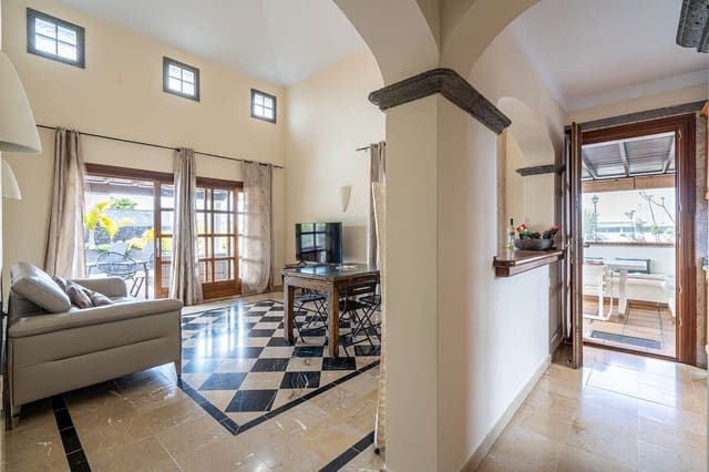 2 slaapkamer Villa te koop in Playa Blanca, Yaiza met zwembad - € 520.000 (Ref: 9669781)