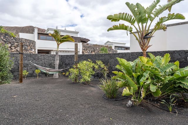 2 slaapkamer Villa te koop in Playa Blanca, Yaiza met zwembad - € 520.000 (Ref: 9669781)