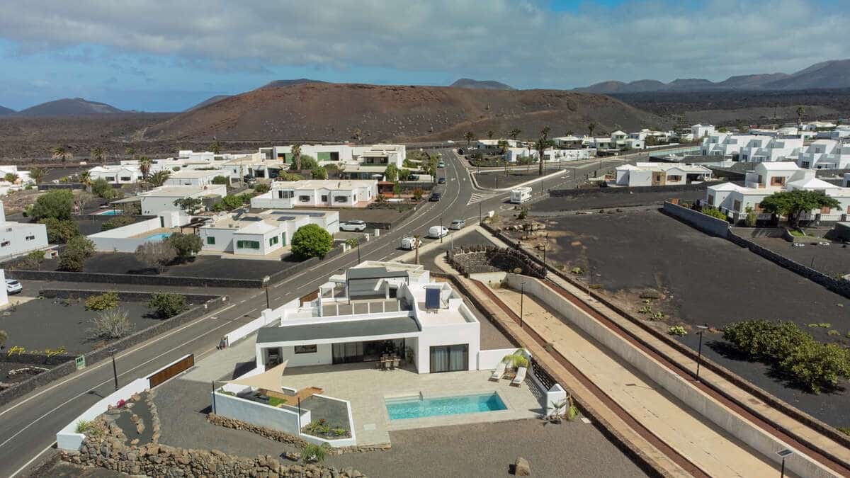 3 bedroom Villa for sale in Yaiza - € 1,400,000 (Ref: 9719373)