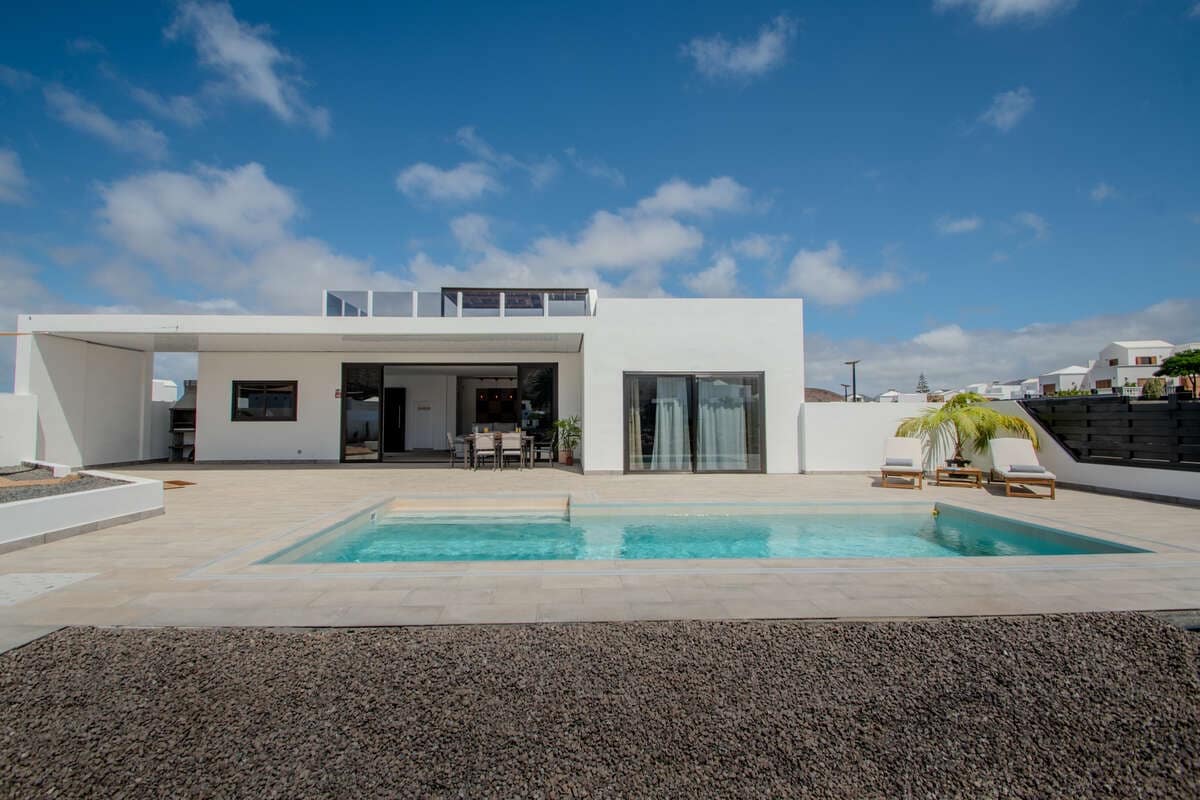 3 bedroom Villa for sale in Yaiza - € 1,400,000 (Ref: 9719373)