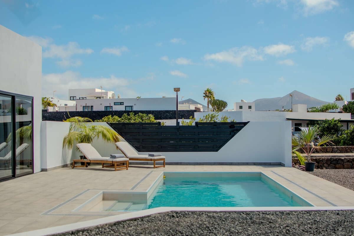 3 bedroom Villa for sale in Yaiza - € 1,400,000 (Ref: 9719373)