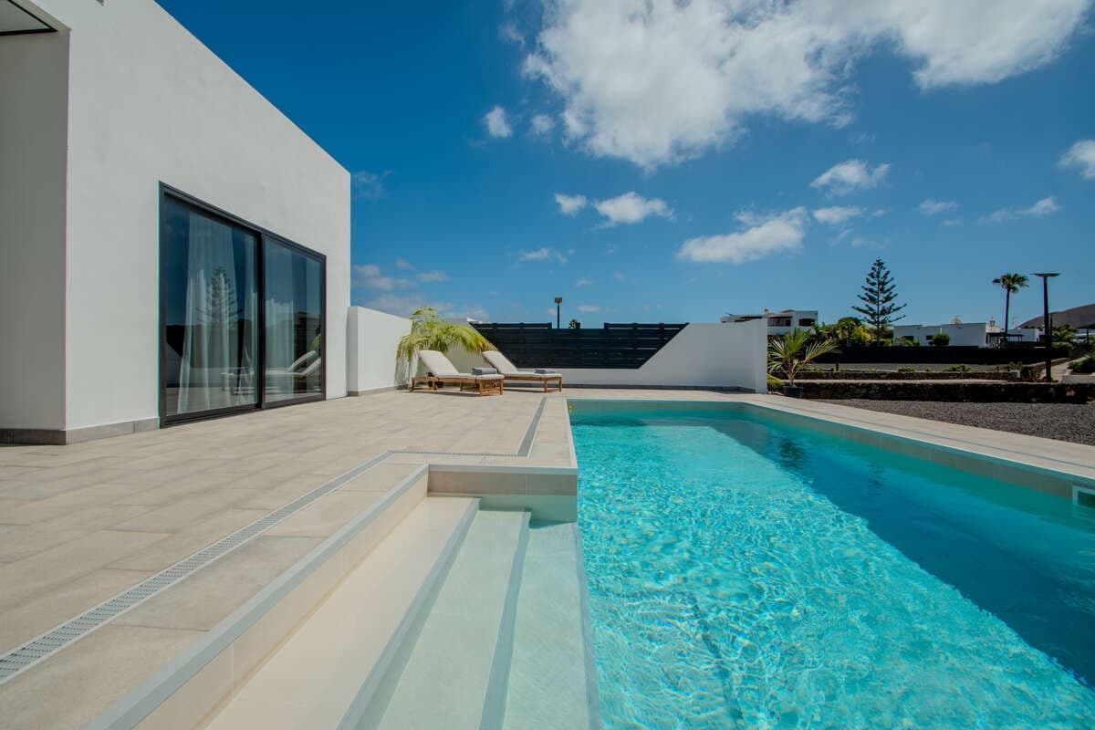 3 bedroom Villa for sale in Yaiza - € 1,400,000 (Ref: 9719373)